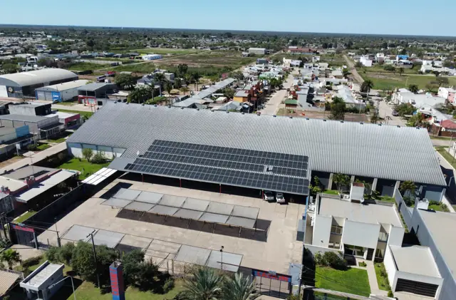 Instalación de 186 paneles solares en el Hipermercado Carauni, Villa Ángela, Chaco