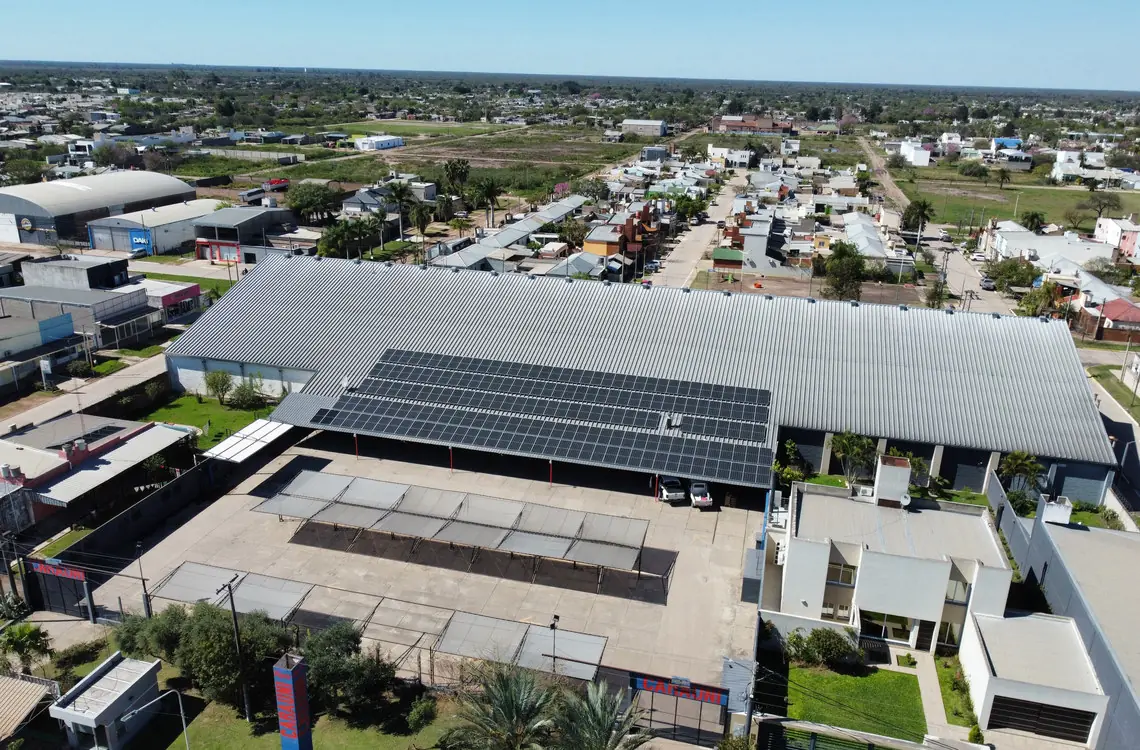 Instalación de 186 paneles solares en el Hipermercado Carauni, Villa Ángela, Chaco