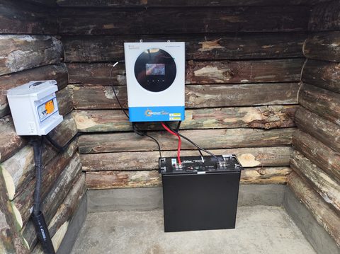 Sistema off-grid con inversor y batería en Cabañas Argentinas, San Clemente
