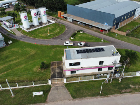 Instalación solar en el distribuidor Axion