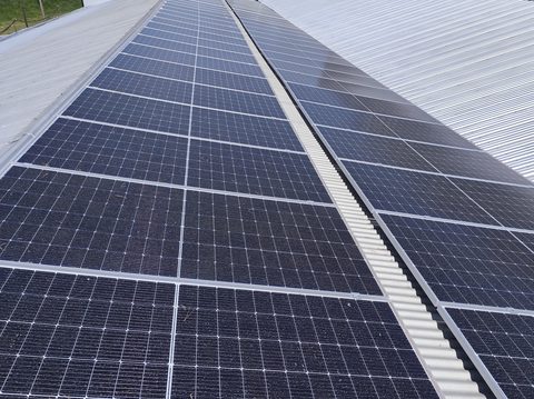 Instalación solar sobre techo industrial en EGGER HAUS DIAC