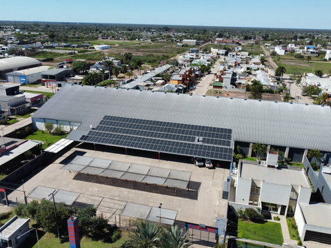 Instalación solar en el Hipermercado Carauni, Villa Ángela